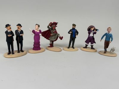 cinq figurines représentant des personnes alignées