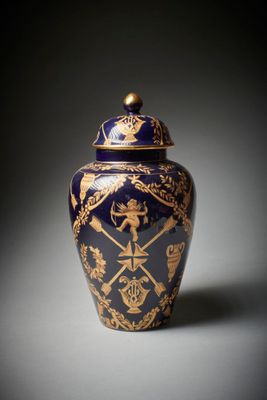 vase bleu et or muni d'un couvercle, orné d'un motif représentant des oiseaux et des fleurs