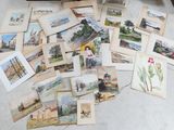 beaucoup de cartes postales qui traînent par terre