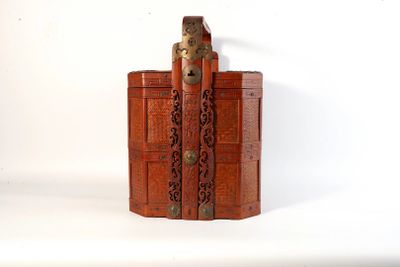 une petite boîte en bois avec une poignée sur une surface blanche