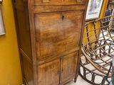 un grand meuble en bois surmonté d'une horloge