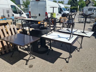 de nombreuses tables et chaises dans un parking, avec une camionnette en arrière-plan