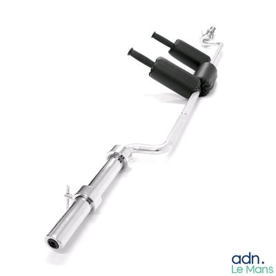une image montrant un gros plan du pot d'échappement d'une moto