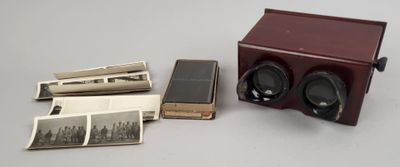 une petite radio et quelques vieilles photos posées sur la table