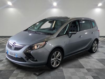 une photo d'une Opel argentée garée dans un garage
