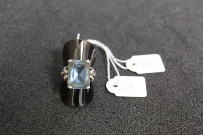 une bague sertie d'une pierre bleue, avec une étiquette de prix