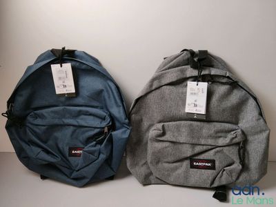 deux sacs à dos munis d'étiquettes, posés l'un à côté de l'autre