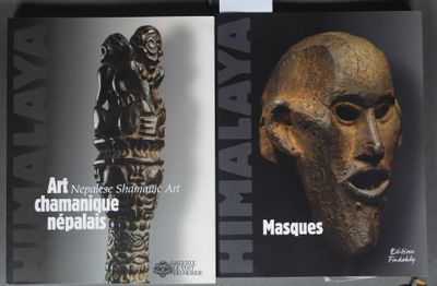 deux livres consacrés à l'art et à la sculpture, exposés sur une étagère