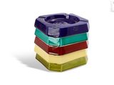 des cendriers aux couleurs vives empilés les uns sur les autres sur une surface blanche