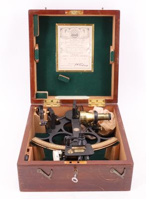 une vieille boîte en bois contenant un sexet en laiton