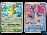 deux cartes Pokémon présentant des motifs différents sur un fond noir