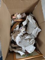 Un carton de bibelots divers dont poupée, plateau en métal, … (photo 2)