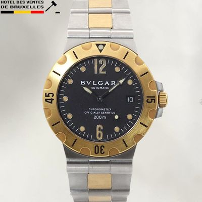 une montre-bracelet en argent et en or avec un cadran noir