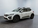 un SUV Toyota C-HR blanc garé dans une pièce blanche