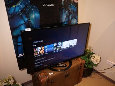un grand téléviseur à écran plat posé sur une valise