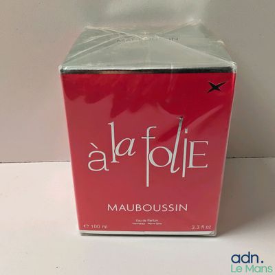 une photo d'une boîte rouge sur laquelle est inscrit un texte en blanc