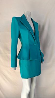 une robe et une veste sur un mannequin, un mannequin, un mannequin, un mannequin, un mannequin, un mannequin, un mannequin, un mannequin, un mannequin, un mannequin, un mannequin, un mannequin, un mannequin, un mannequin, un mannequin, un mannequin, un mannequin, un mannequin, un mannequin, un mannequin, un mannequin, un mannequin, un mannequin, un mannequin, un mannequin, un mannequin, un mannequin, un mannequin, un mannequin, un mannequin, un mannequin, un mannequin, un