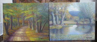 Trois tableaux représentant des arbres et une rivière sont posés sur une table