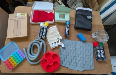 une table sur laquelle se trouvent de nombreux objets, notamment un clavier, une souris et d'autres objets