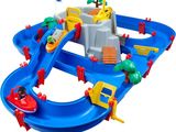 une image représentant un circuit de train miniature avec une rampe