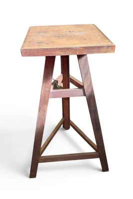 une image représentant une petite table en bois sur laquelle est posé un livre