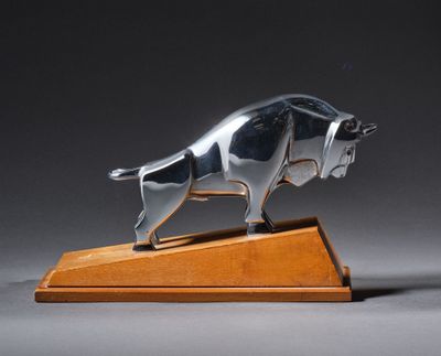 une image représentant une statue de taureau en argent posée sur un socle en bois