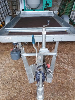 une machine posée sur une table dans une pièce