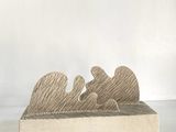 figurine en bois représentant un homme et une femme allongés sur un lit