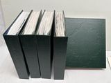plusieurs livres sont empilés sur une table