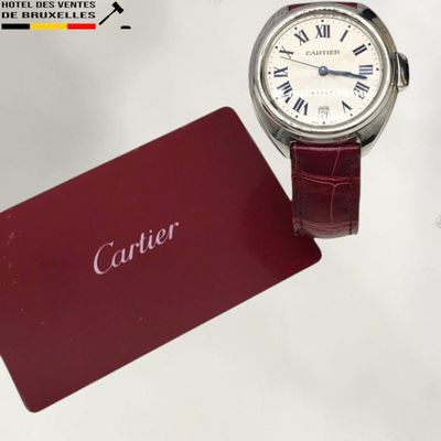 une montre posée à côté d'une carte sur une table