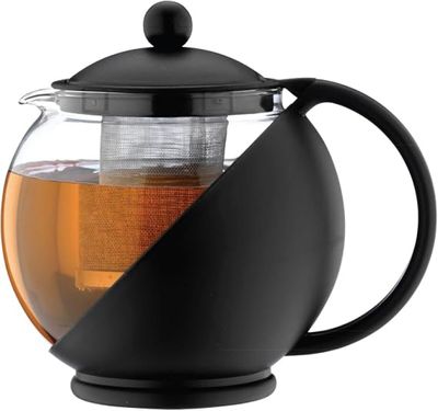 une théière noire contenant un verre et du thé