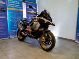 une moto garée dans un showroom