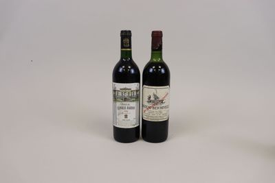 deux bouteilles de vin posées l'une à côté de l'autre sur une table