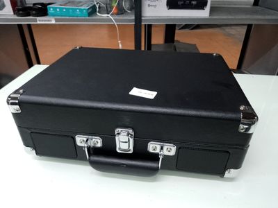 une mallette noire posée sur une table dans une pièce