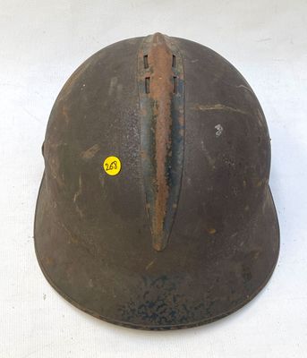 un casque sur lequel est apposé un autocollant jaune