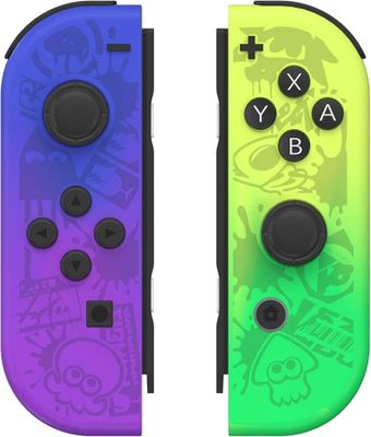 deux manettes Nintendo Wii de couleurs et de motifs différents