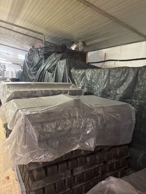de nombreux cartons de matelas dans un entrepôt