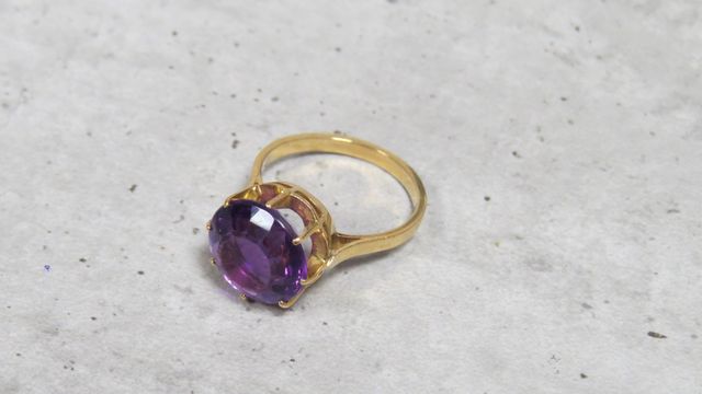 Bague en or 18 carats 750 millièmes à décor d’un améthyste ronde ...