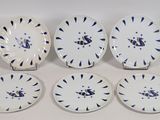 quatre assiettes ornées de motifs bleus et blancs, posées sur une table