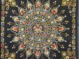 un carré noir orné d'un motif floral