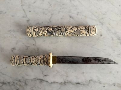 deux couteaux posés sur une table en marbre