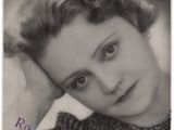 une vieille photo en noir et blanc d'une femme, la main posée sur la tête