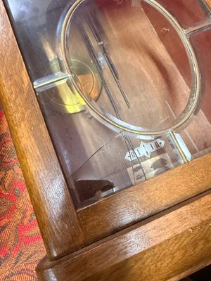 une vitrine contenant une horloge, posée sur une table
