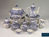 une vaste collection d'assiettes et de tasses bleues et blanches