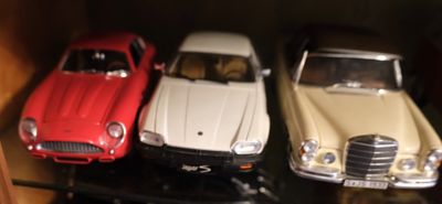 trois petites voitures posées sur une étagère