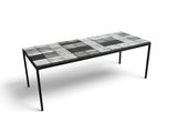 La table noire et blanche est recouverte d'un motif à carreaux.