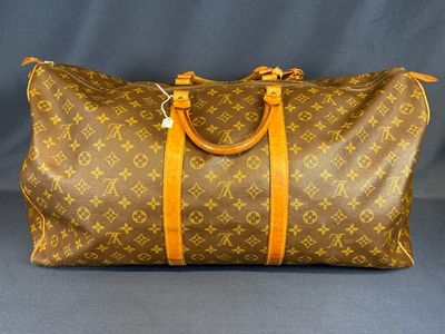 un sac Louis Vuitton sur fond bleu