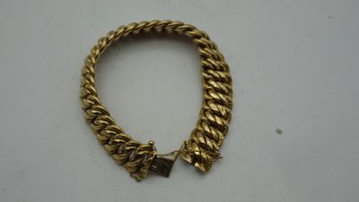 un bracelet en or muni d'un fermoir