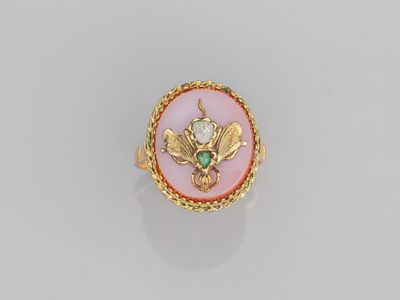une bague en or 18 carats et émail