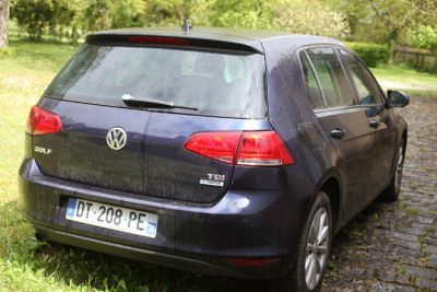 une voiture garée sur le côté de la route